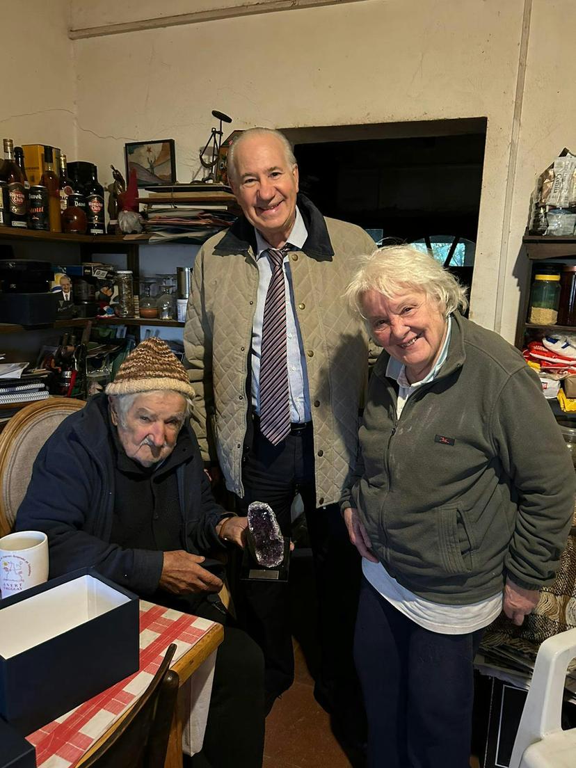 Long, Mujica y Topolansky en el hogar del expresidente, quien posa con el reconocimiento