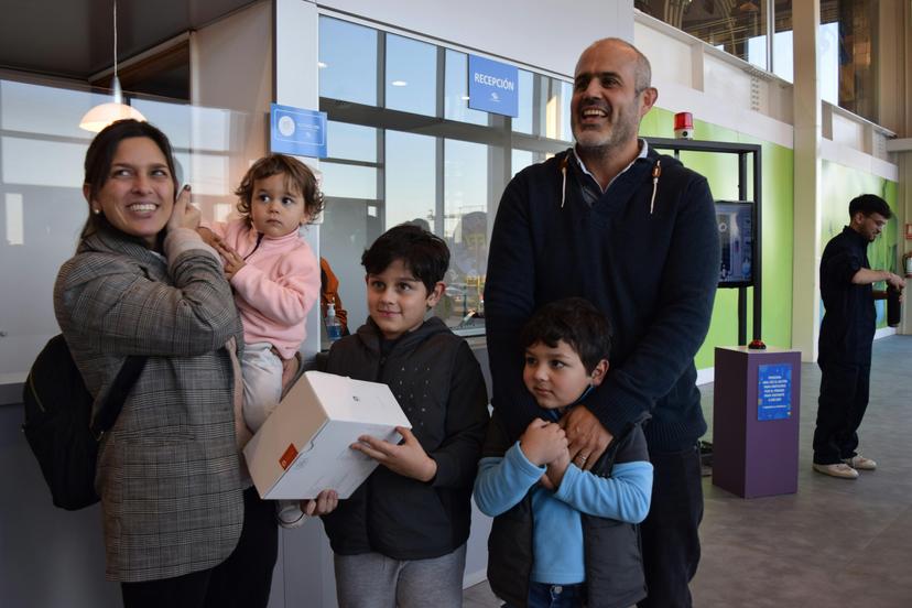 La familia ganadora del drone posa para la foto tras recibir el premio 