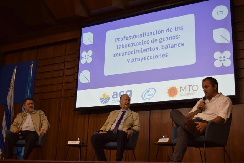 El presidente de la MTO, el presidente del LATU y el presidente de la ACG, sentados en el escenario.