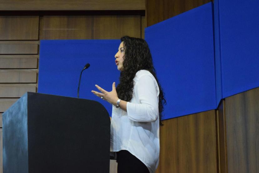 Daniela Córdova hablando