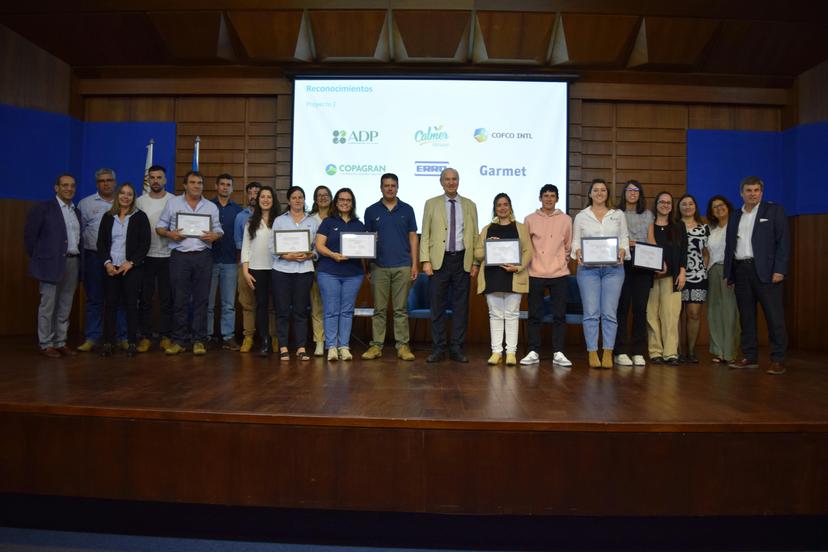 Representantes de empresas posan con certificados