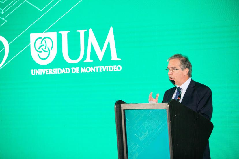 Rector de la UM, Enrique Etchevarren durante su oratoria 