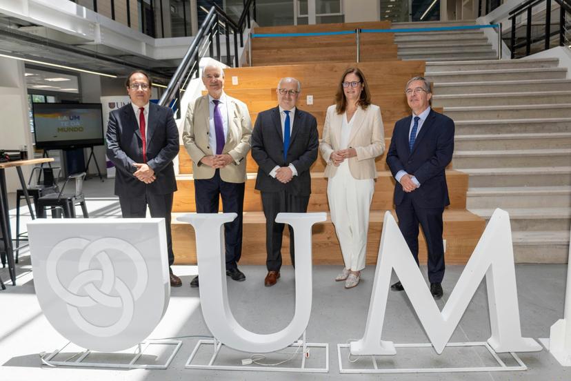 Autoridades posan en el hall del nuevo edificio de la UM 