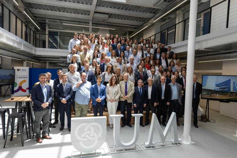 Asistentes del evento en el nuevo edificio de la UM 